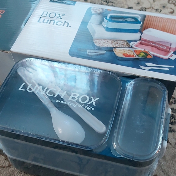 Stackable Lunch Box 1600ml 2 Layer Reusable Bento Box with Spoon & Fork - Picture 2 of 7